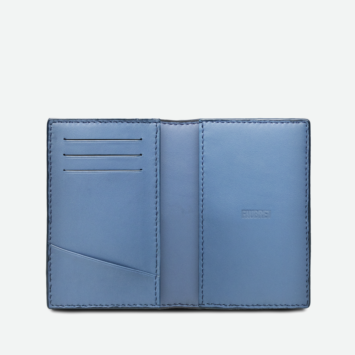 Intérieur en cuir bleu du porte passeport de la collection blizzard, composé de fentes de rangements pour carte de crédit et rangement pour passeport.