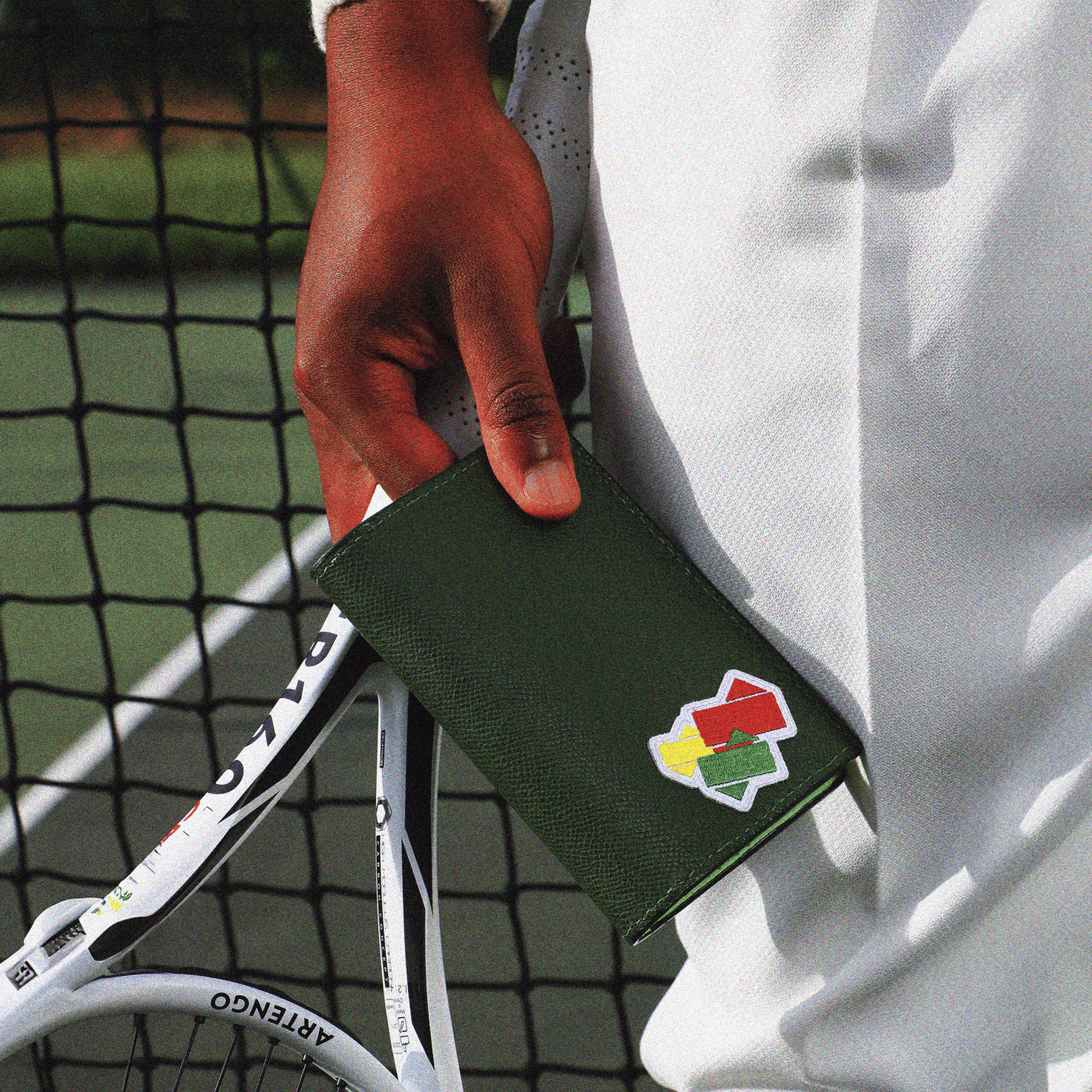 Couverture de passeport en cuir vert sur court de tennis