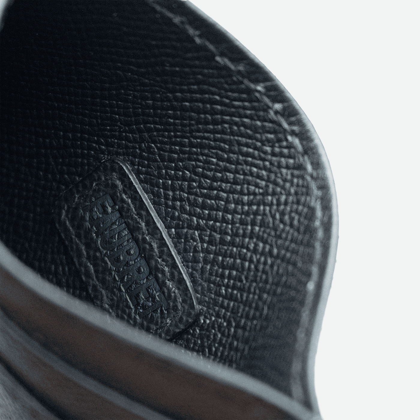 Poche central du porte cartes en cuir Epi noir.