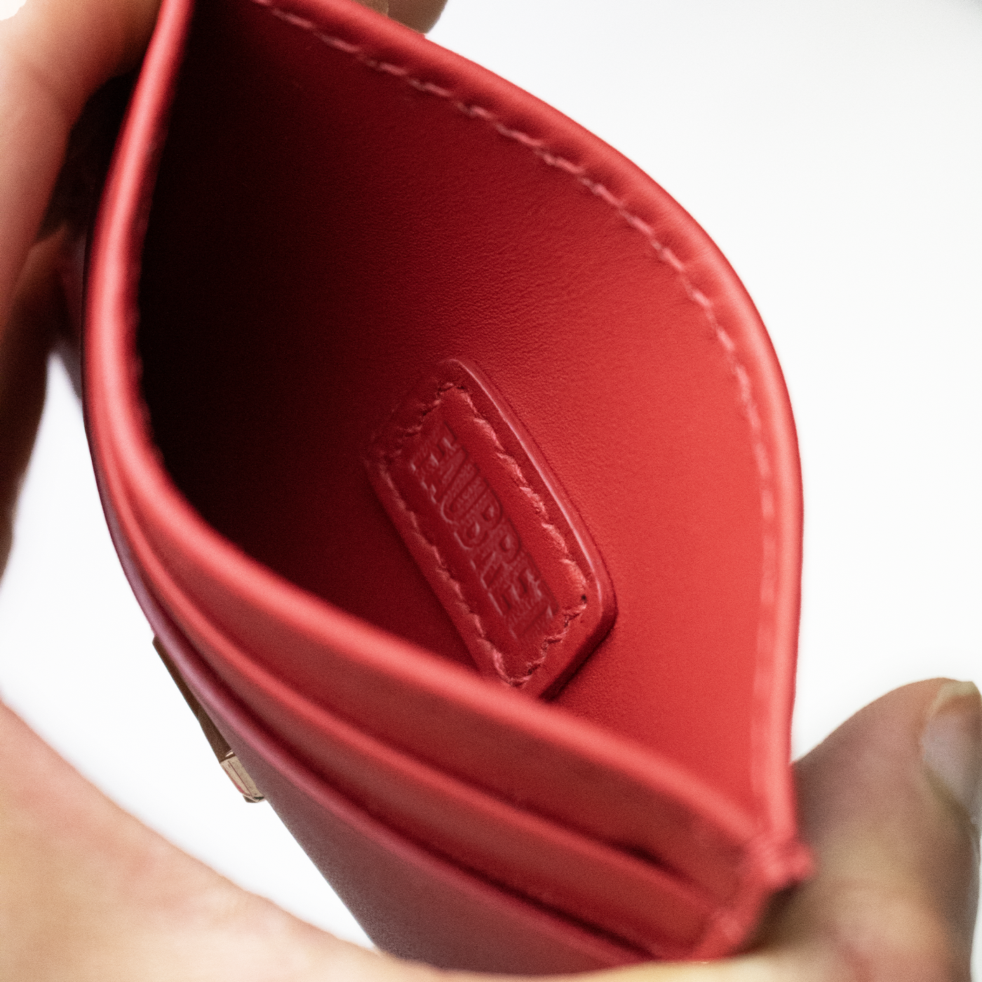 étiquette Faubret en cuir rouge