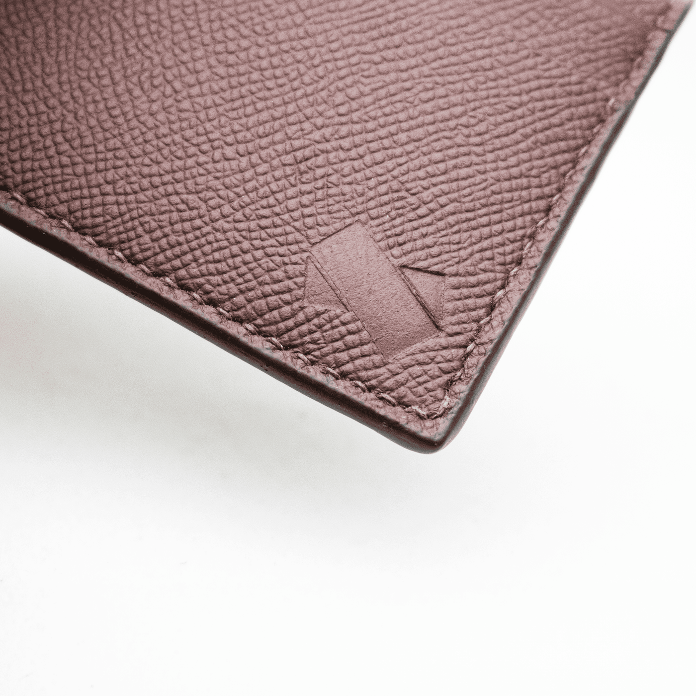 Logo signature d ela maison Ace embossé dans du cuir grainé marron