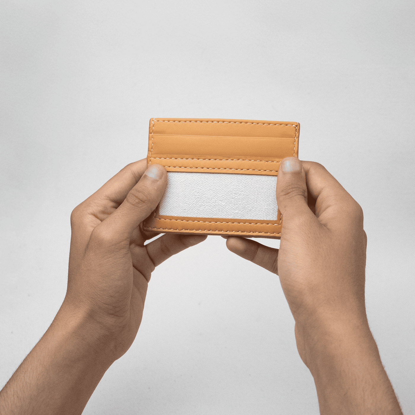 prise en main du porte-cartes original pour femmes en cuir Satinato de couleurs caramel