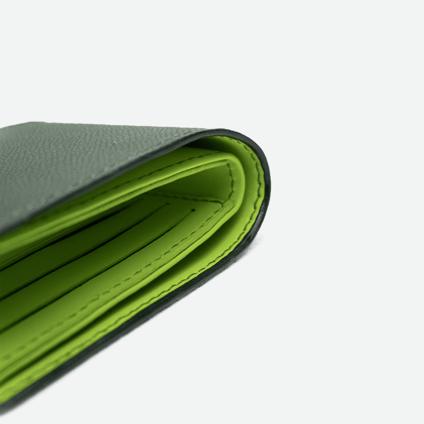 Détails des fentes de rangement du porte-cartes pliable avec son intérieur en cuir fluo