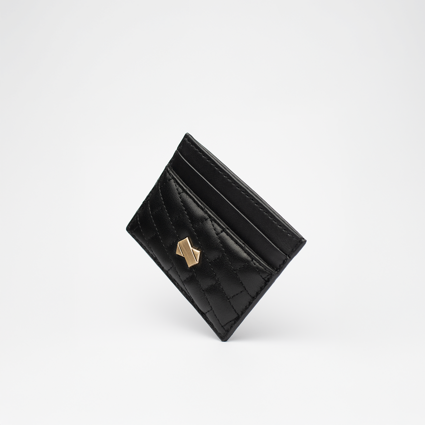 Vue dynamique d'un porte cartes Faubret femme cuir noir avec motif matelassé et accessoire doré