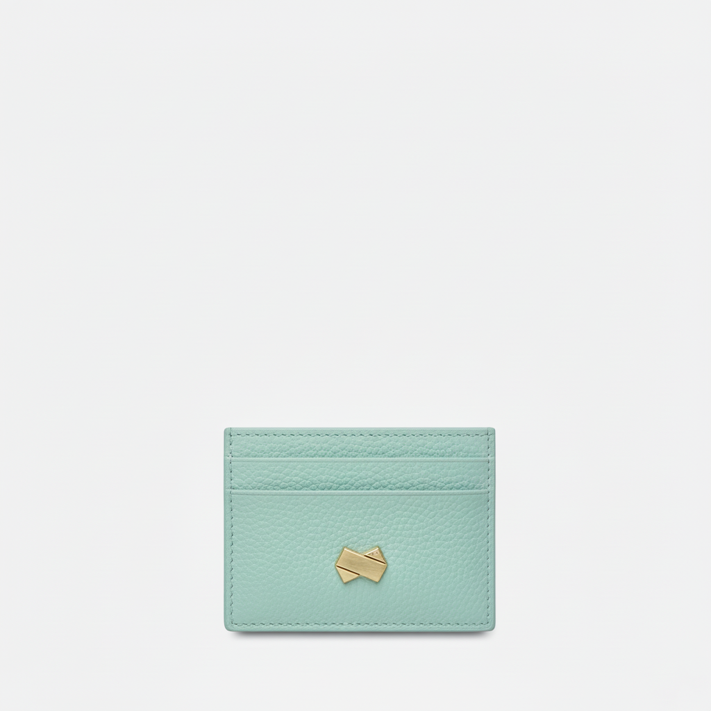 Porte-cartes de crédit en cuir menthe orné d’un logo doré géométrique, combinant élégance contemporaine et savoir-faire artisanal.