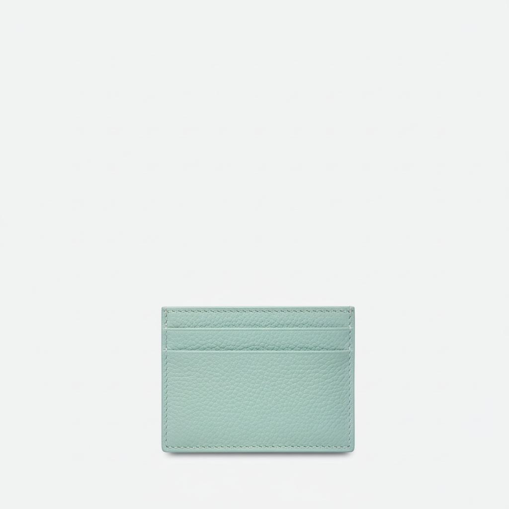 Vue arrière d’un porte-cartes de crédit en cuir menthe, mettant en valeur la texture du cuir.