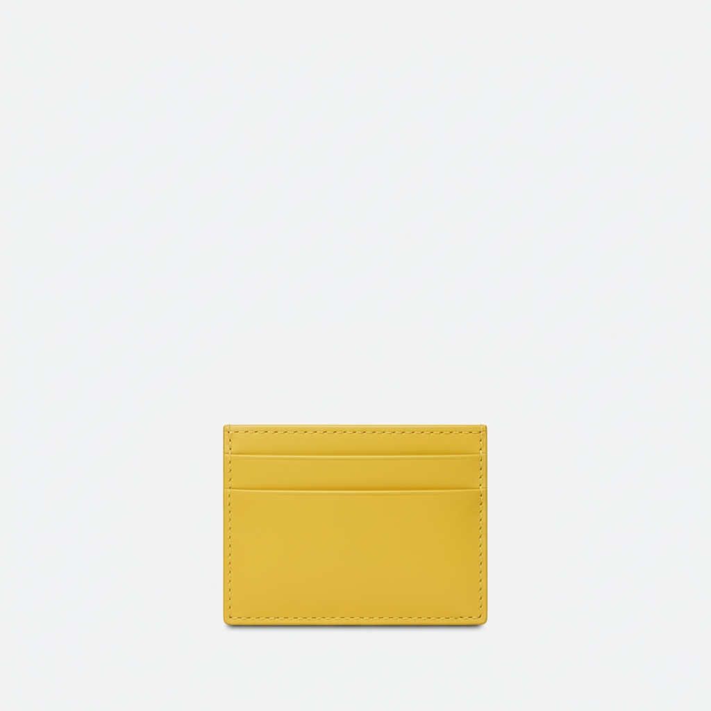 Dos du porte-cartes jaune en cuir lisse, au design épuré et raffiné.