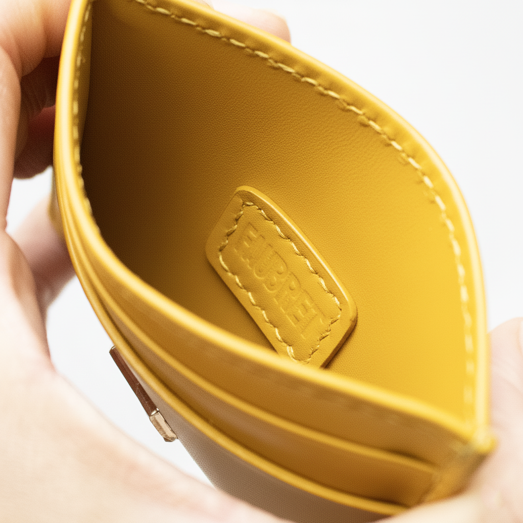 Détail intérieur du porte-cartes jaune en cuir avec logo Faubret embossé, fabriqué artisanalement avec des finitions haut de gamme.