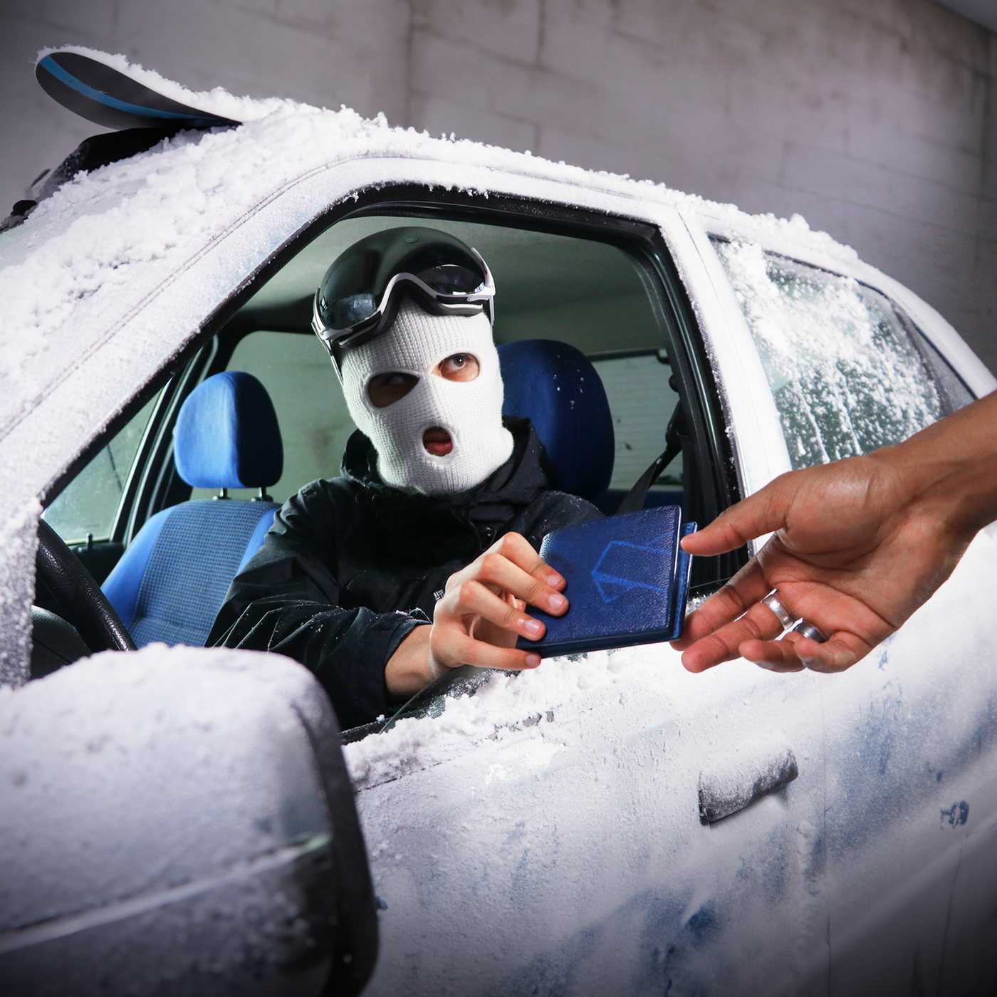 Icone de la maison Ace donnant un double porte-cartes en cuir.