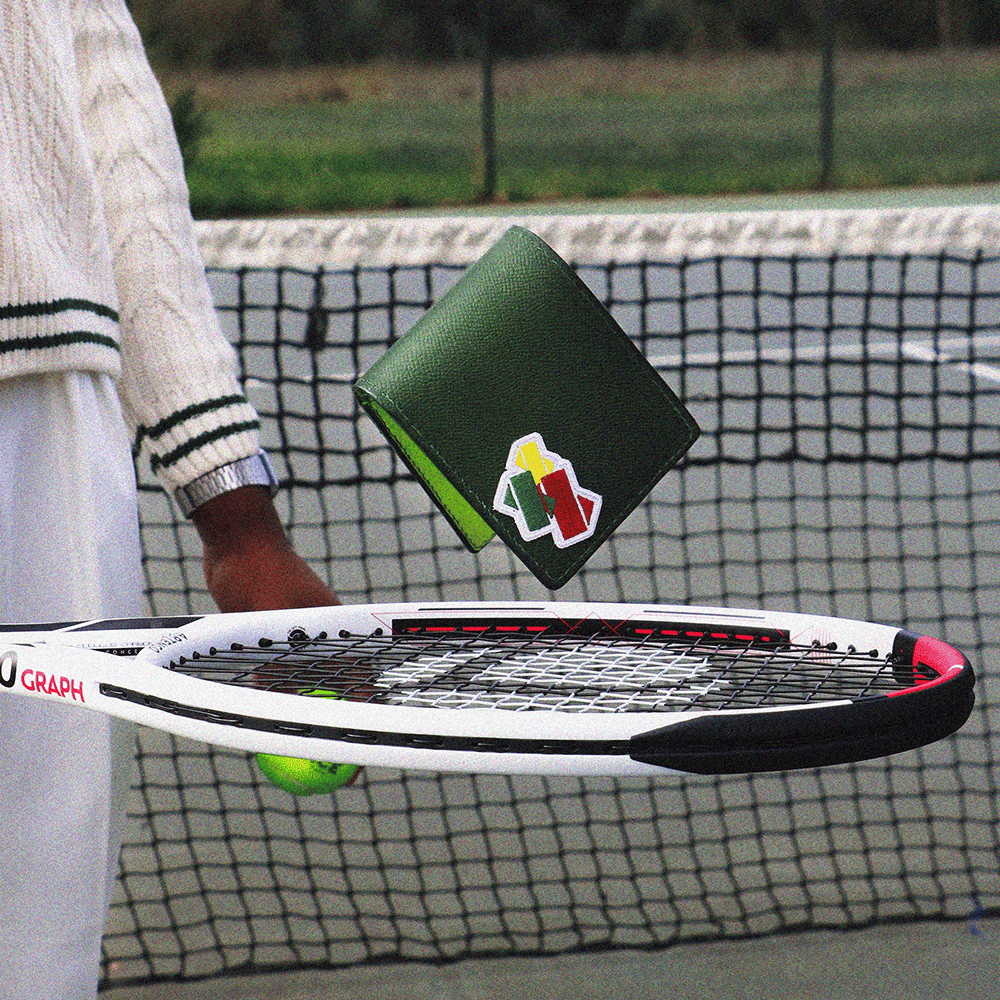 Portefeuilles en lévitation sur une raquette de tennis.