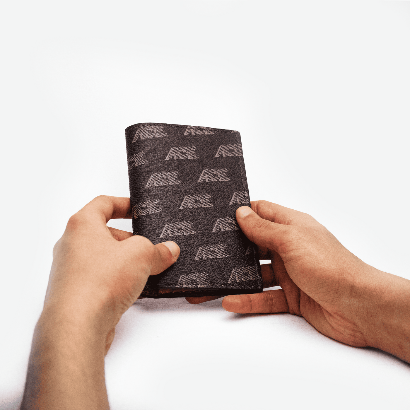 Protège passeport en toile avec logo Ace écrit en diagonale sur l'ensemble de la petite maroquinerie